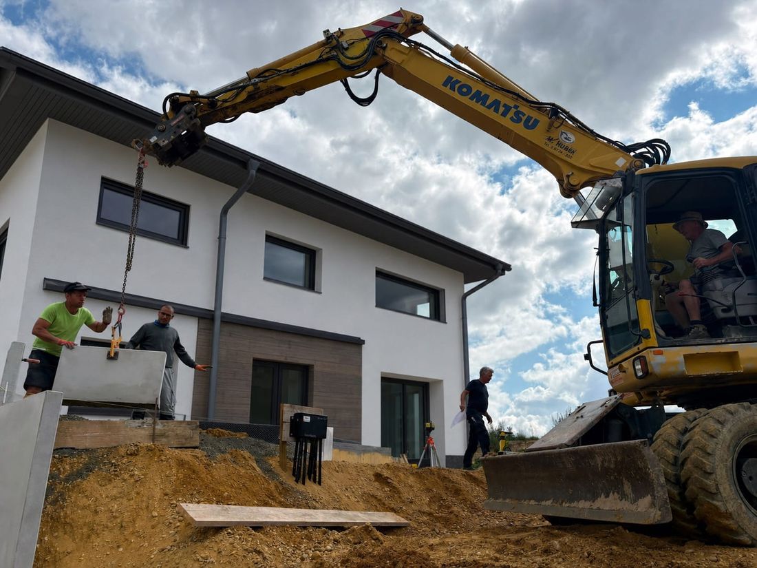 Bagger beim Erdbau auf der Baustelle